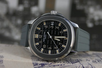 Vintage Patek Philippe 5065 Aquanaut with Tritium Dial, full set c/w 7 rubber straps & bracelet